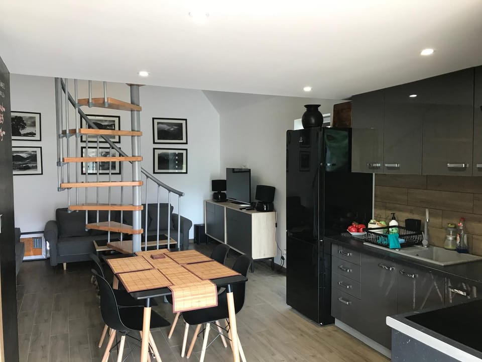 Kitchen or kitchenette, Dining area