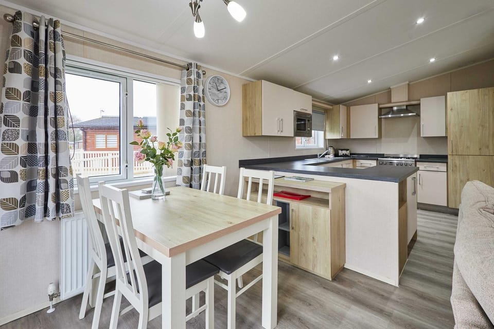 Rowan Lodge with Hot Tub Chalet in England