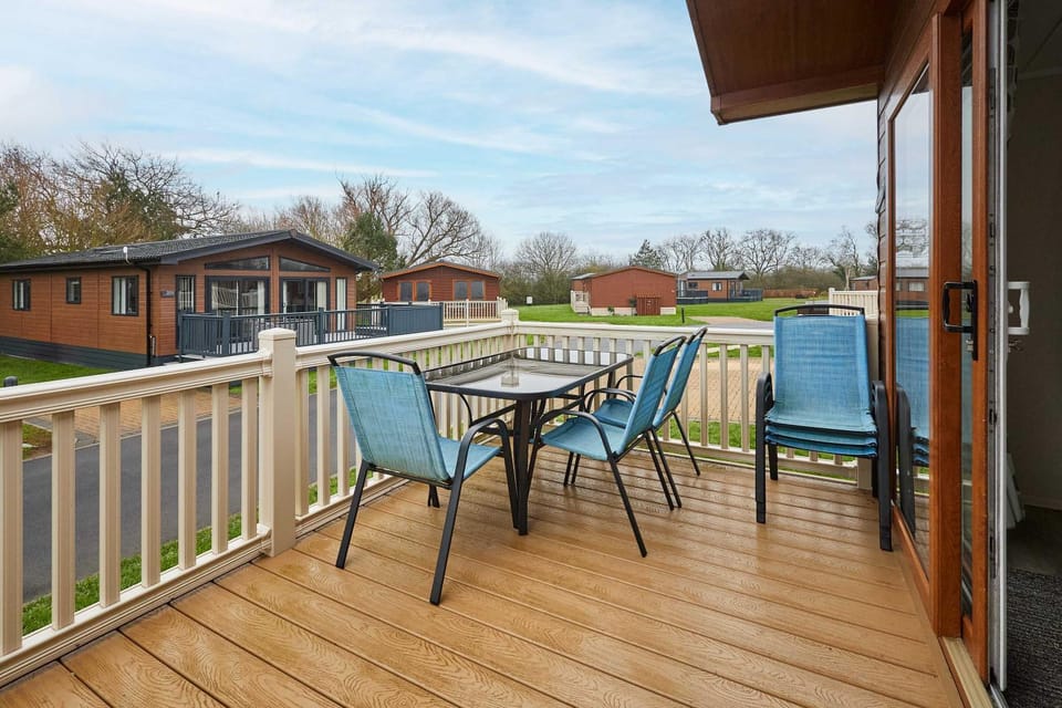 Rowan Lodge with Hot Tub Chalet in England
