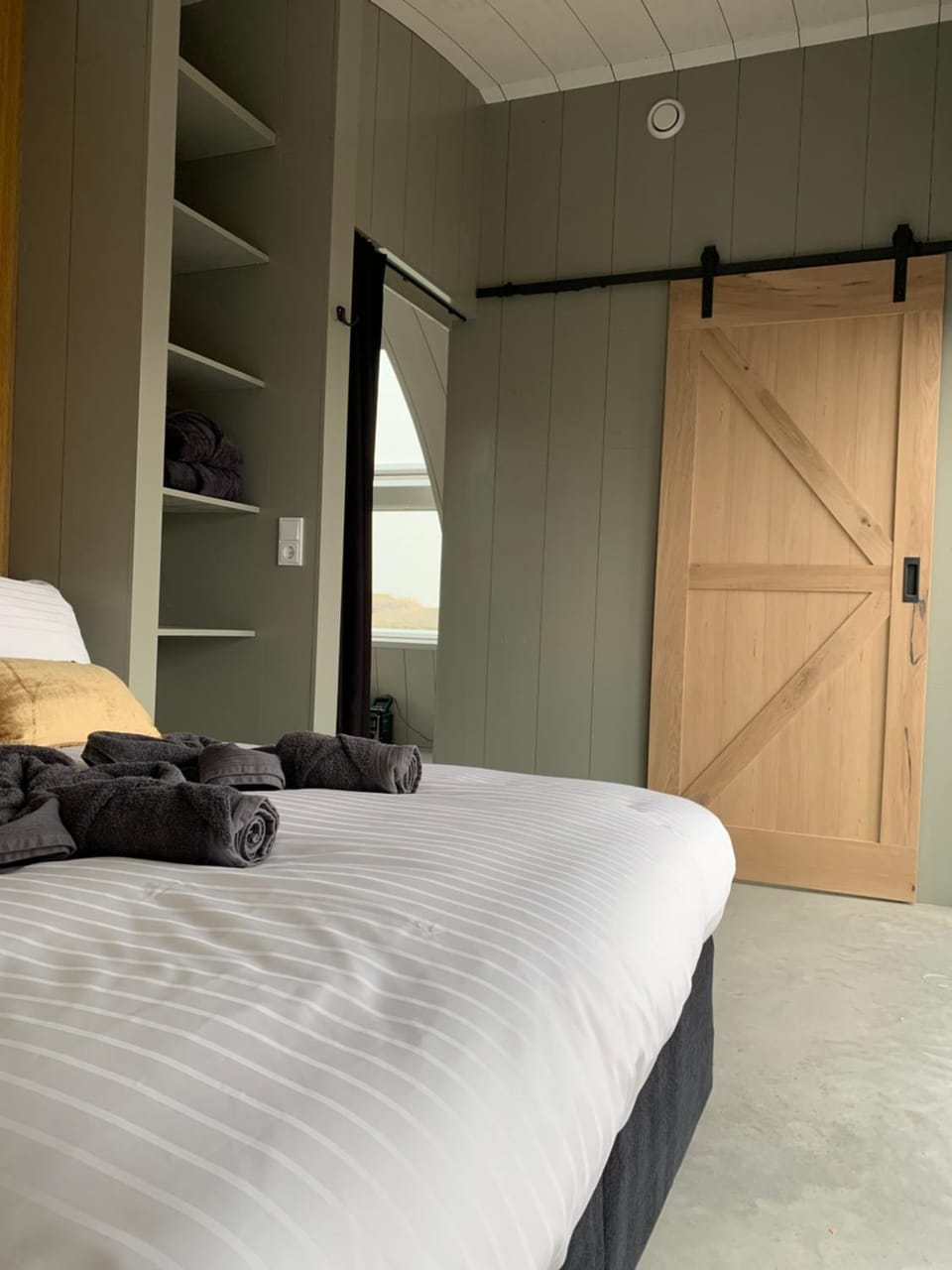Bed, Bedroom, towels