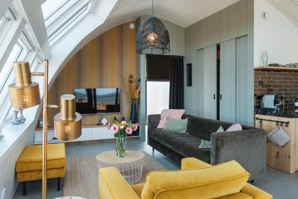 TV and multimedia, Kitchen or kitchenette, Living room, Seating area, Dining area