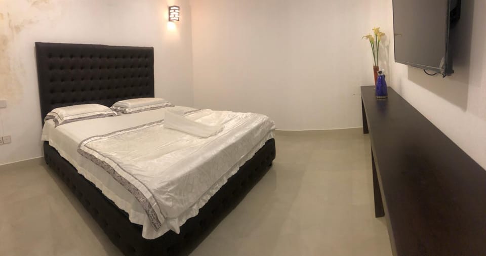 Bed, TV and multimedia, Bedroom