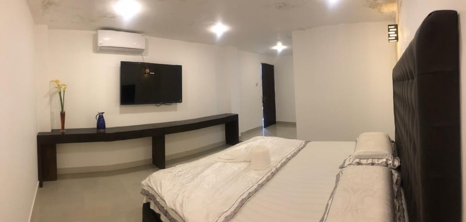 Bed, TV and multimedia, Photo of the whole room, Bedroom, air conditioner