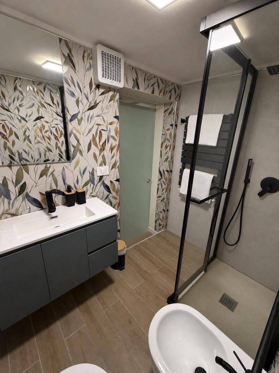 Shower, Toilet, Bathroom, towels