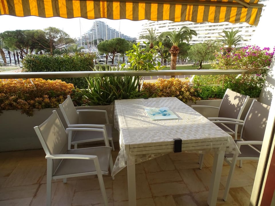 Appartement bord de mer Marina Baie des Anges Apartment in Villeneuve-Loubet