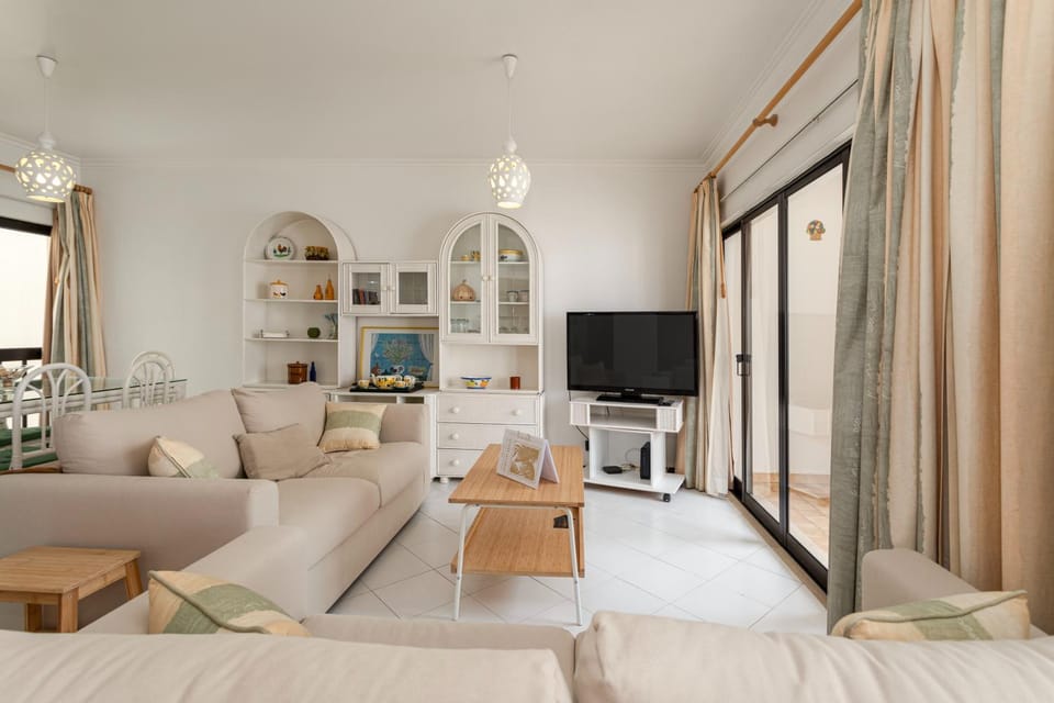 Communal lounge/ TV room, TV and multimedia, Living room, Seating area