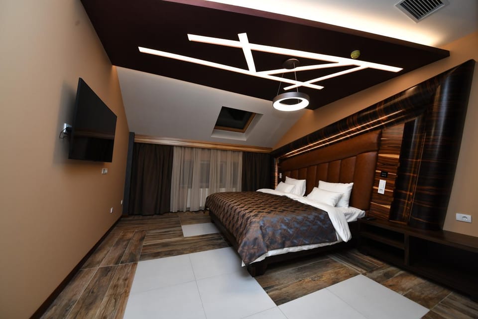 Bed, TV and multimedia, Photo of the whole room, Bedroom