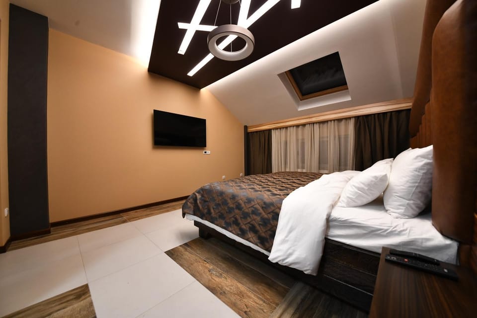 Bed, TV and multimedia, Photo of the whole room, Bedroom