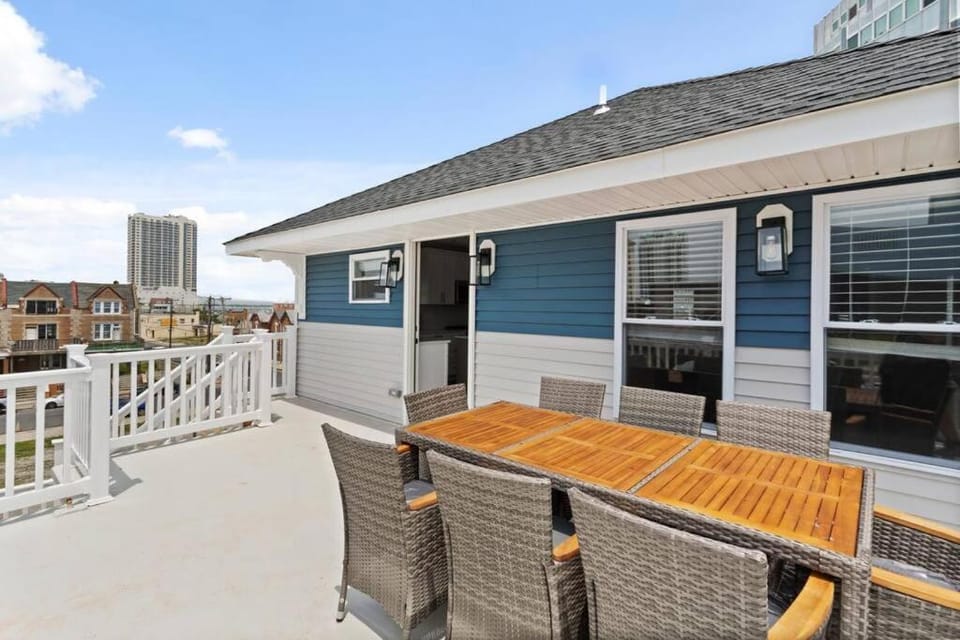Renovated Beach Block 7BR North Beach Atlantic City - Steps to Beach & Casino House in Atlantic City