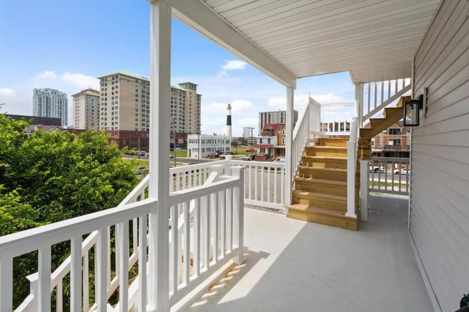 Renovated Beach Block 7BR North Beach Atlantic City - Steps to Beach & Casino House in Atlantic City