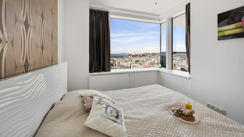 Photo of the whole room, City view, Street view