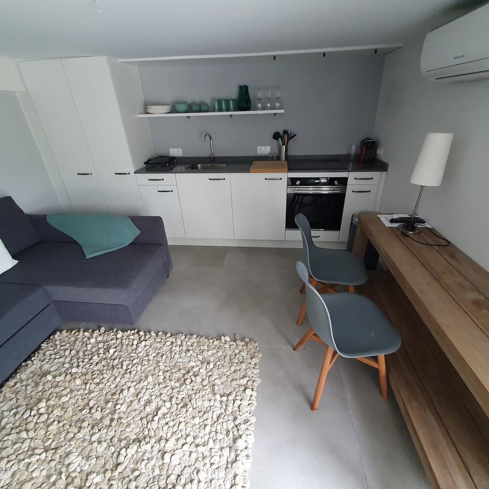 Property building, TV and multimedia, Coffee/tea facilities, Kitchen or kitchenette, Dining area, Bedroom, internet, microwave, oven