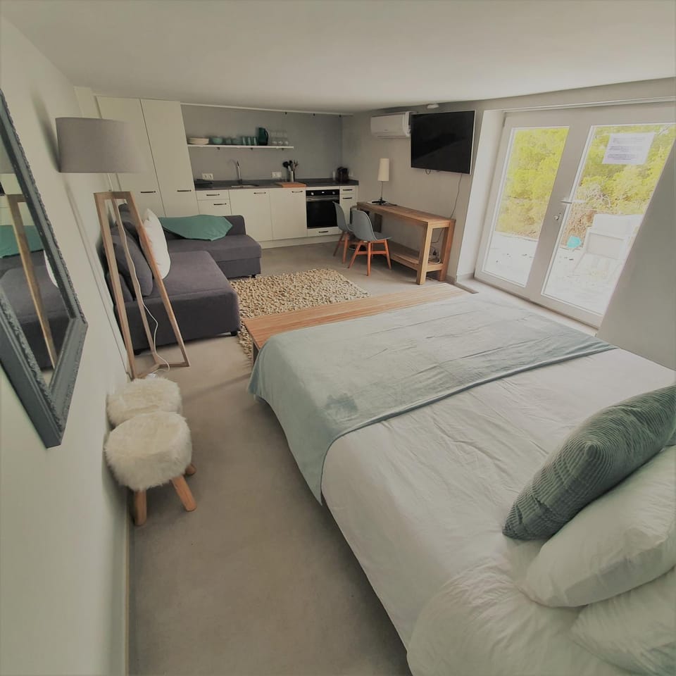 Patio, Bed, TV and multimedia, Kitchen or kitchenette, Living room, Photo of the whole room, Seating area, Beach, Bedroom, internet, internet, towels