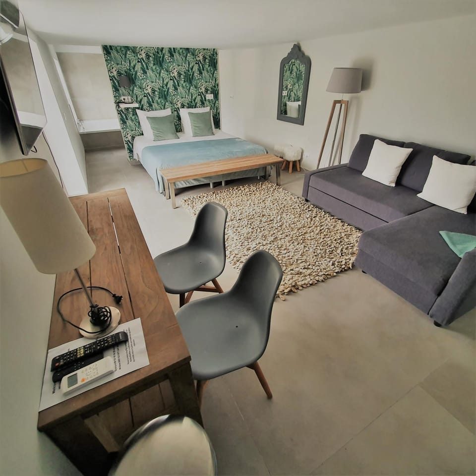 Property building, Bed, TV and multimedia, Seating area, Bedroom, internet, internet, internet, kitchen