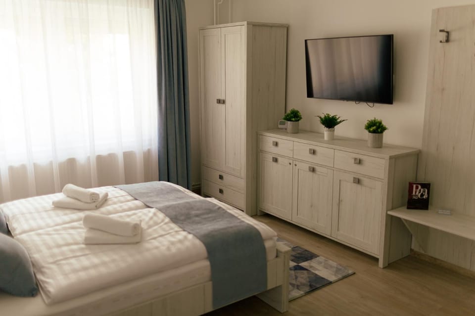 Bed, TV and multimedia, Photo of the whole room, Bedroom