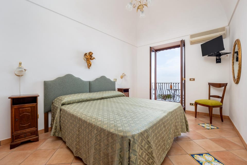 Bed, TV and multimedia, Balcony/Terrace, Photo of the whole room, Bedroom, air conditioner