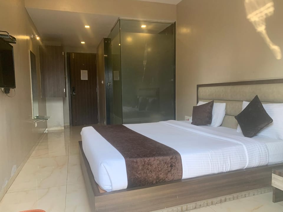 Bed, Photo of the whole room, wardrobe