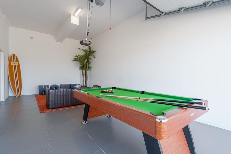 Billiard, Game Room