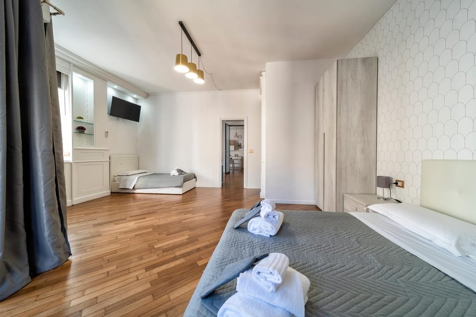 Bed, TV and multimedia, Photo of the whole room, Bedroom, towels, air conditioner