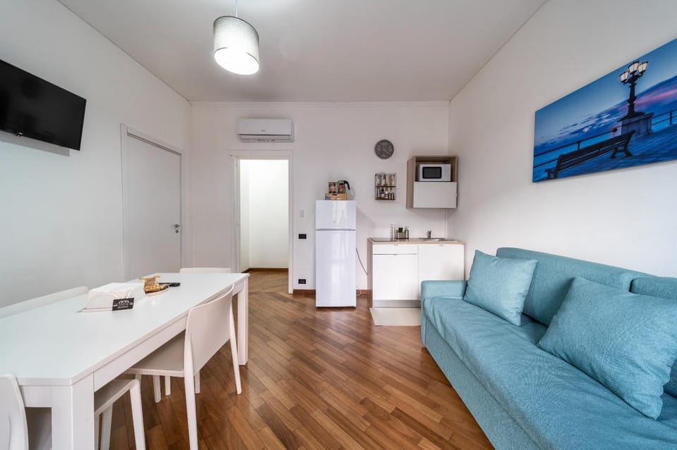 Kitchen or kitchenette, Dining area, minibar, oven