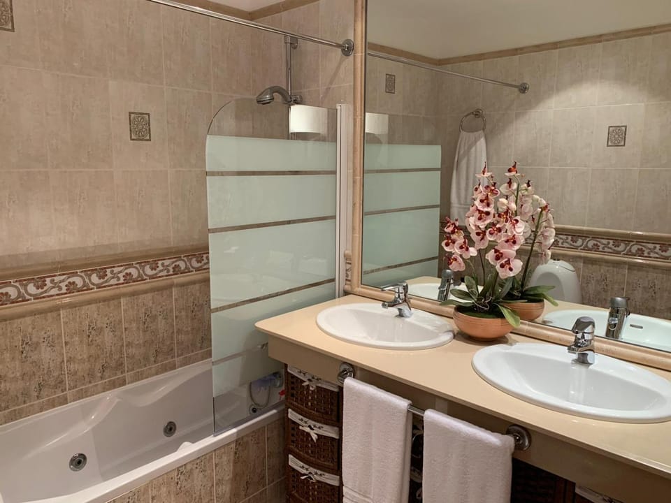 Hot Tub, Bathroom