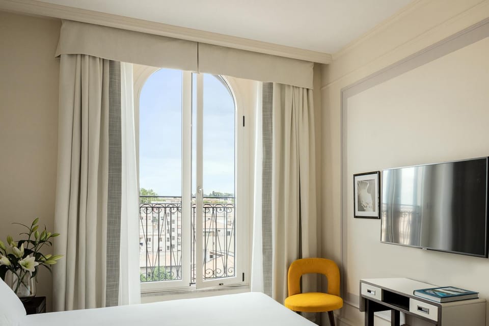 Street view, room service