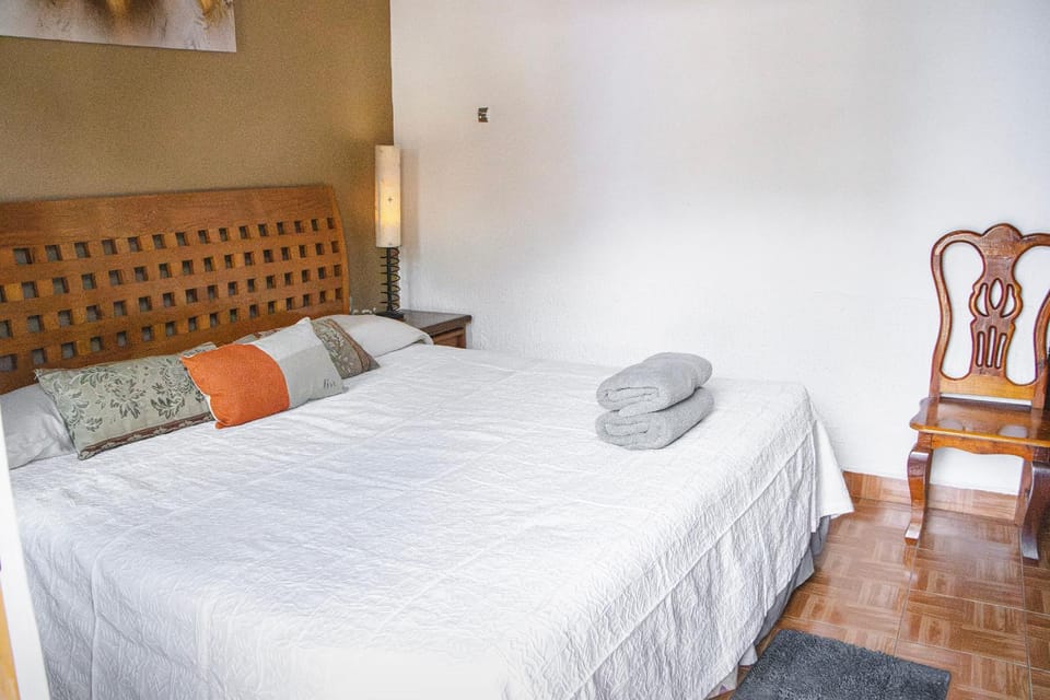 Bed, Photo of the whole room, towels