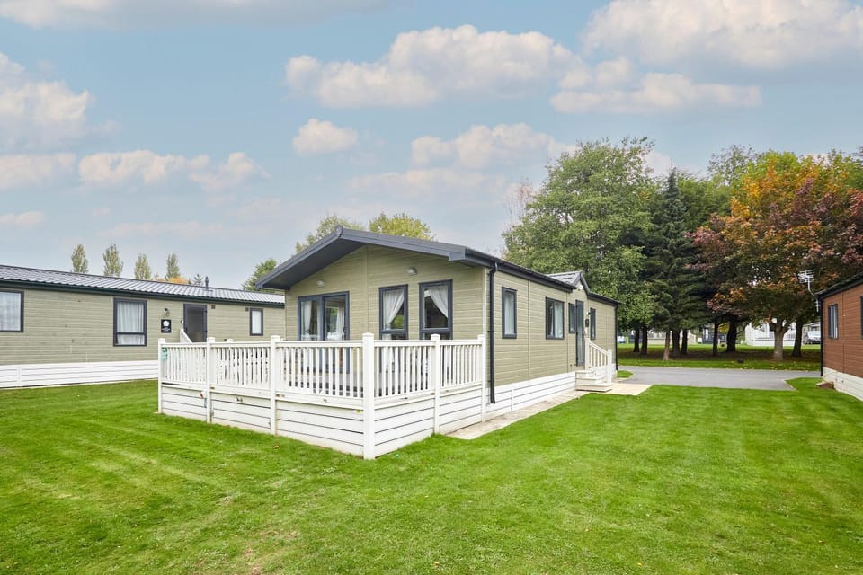 Property building, Day, Garden, Garden view