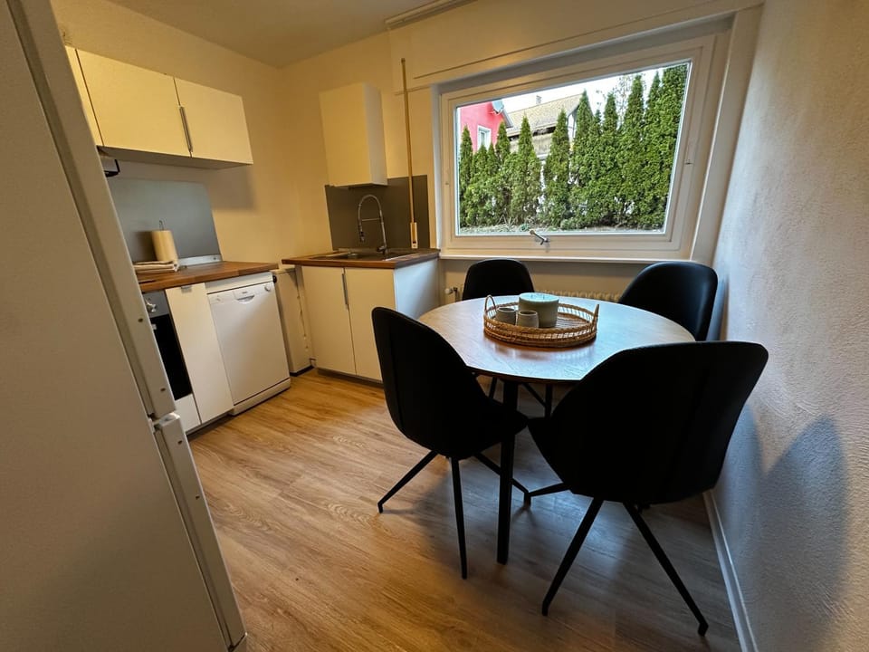Kitchen or kitchenette, Dining area, oven, pet friendly, stove
