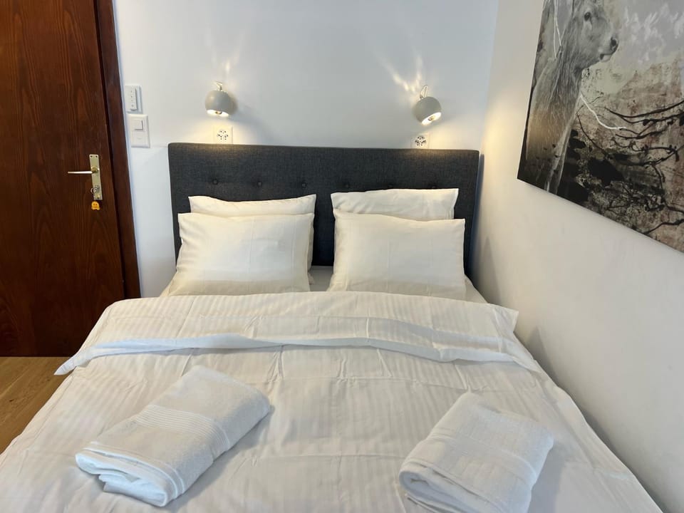 Bed, towels