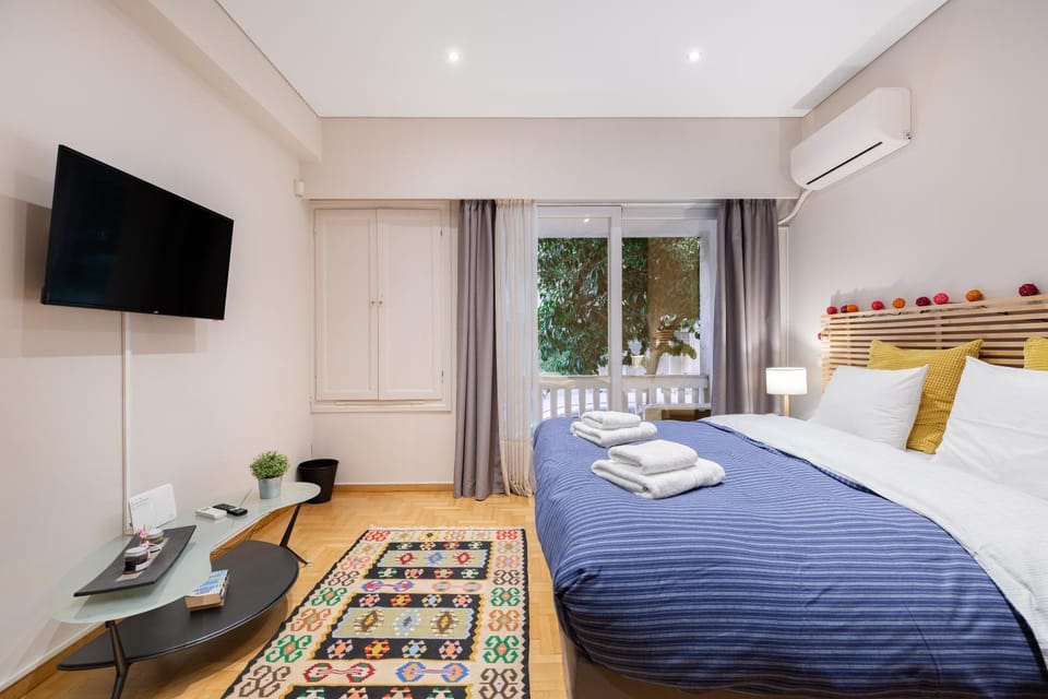 Bed, TV and multimedia, View (from property/room), Bedroom, wardrobe, air conditioner