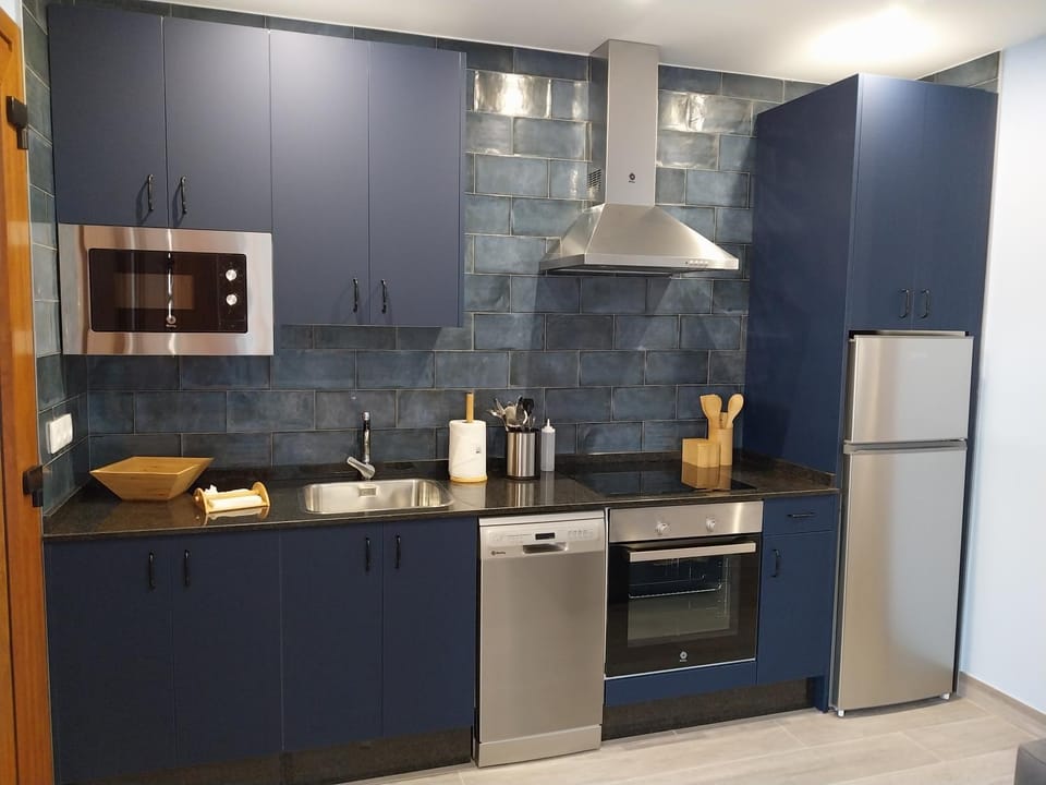 Coffee/tea facilities, Kitchen or kitchenette, dishwasher, oven, stove, toaster