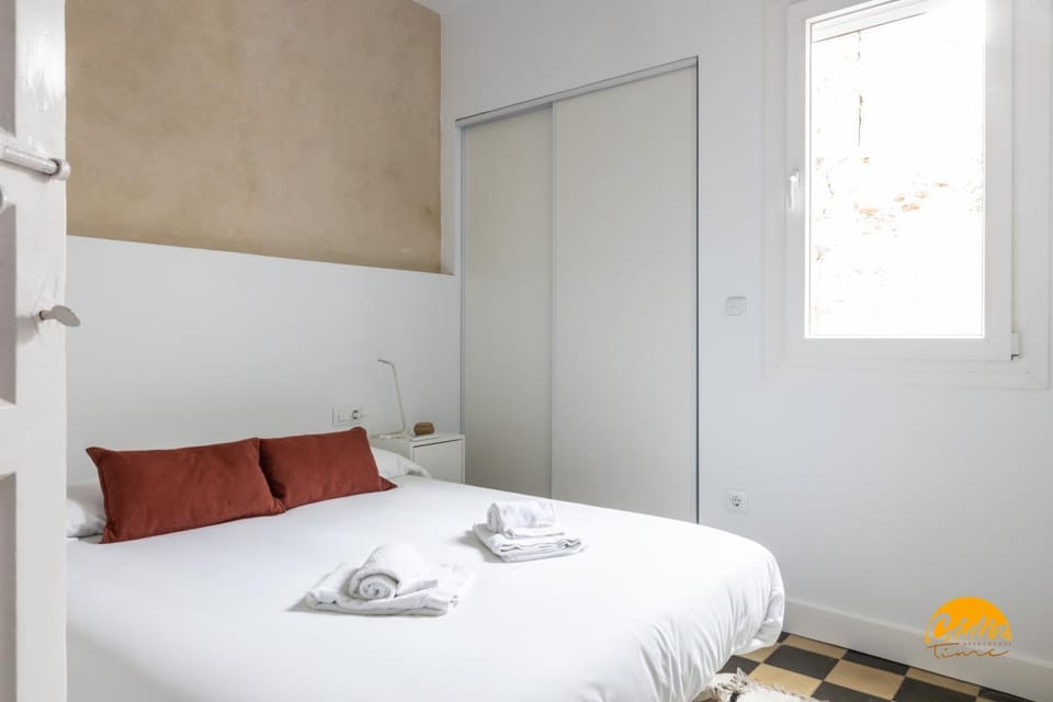 Bed, Photo of the whole room, Bedroom, towels, wardrobe
