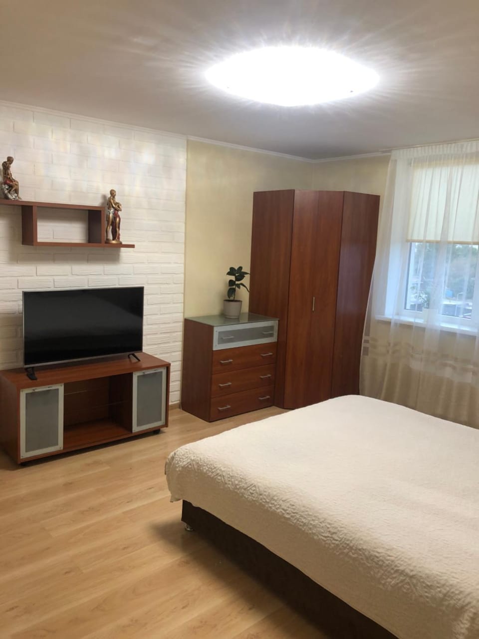 Bed, TV and multimedia, wardrobe