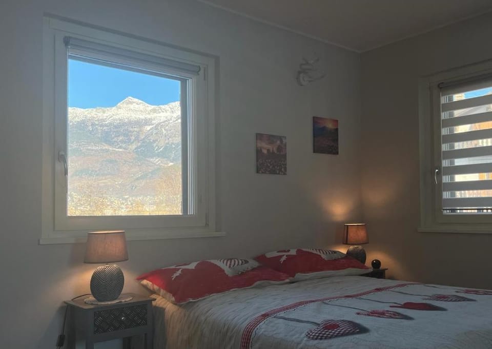 Bed, Bedroom, Mountain view
