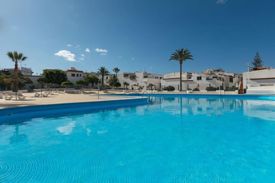 Swimming pool, sunbed
