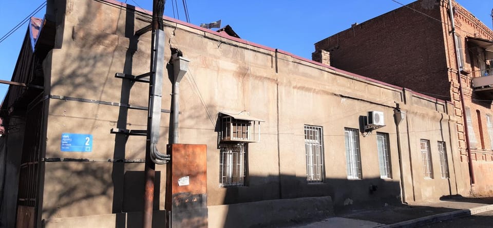 Facade/entrance, Neighbourhood
