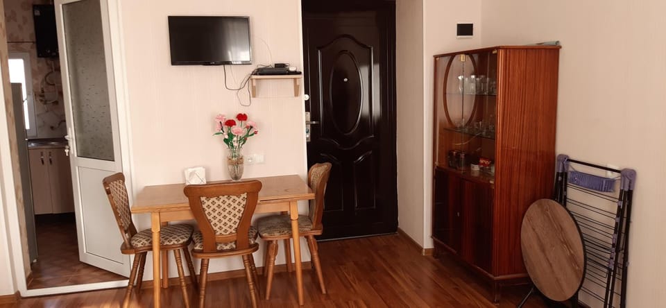 Property building, Living room, Seating area, Dining area