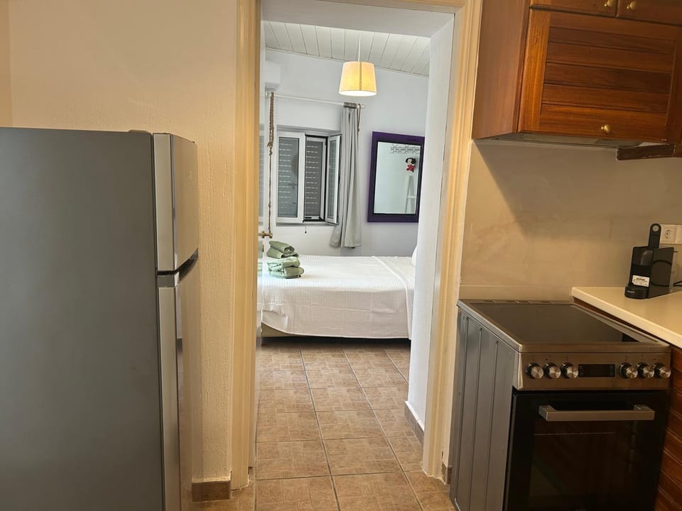 Kitchen or kitchenette, oven