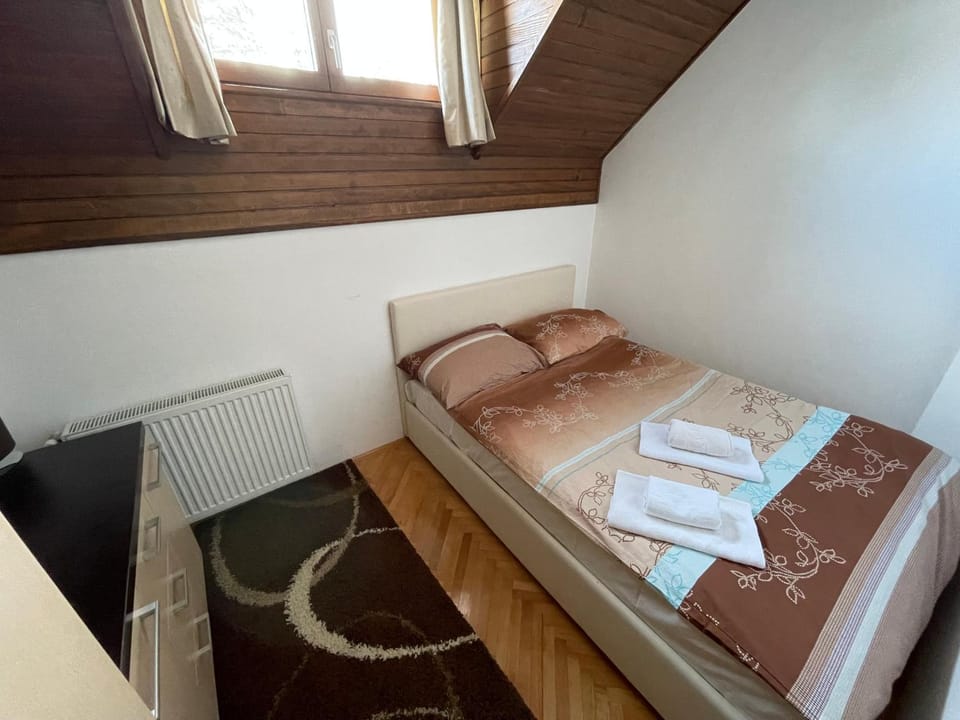 Bed, Photo of the whole room, Bedroom, towels