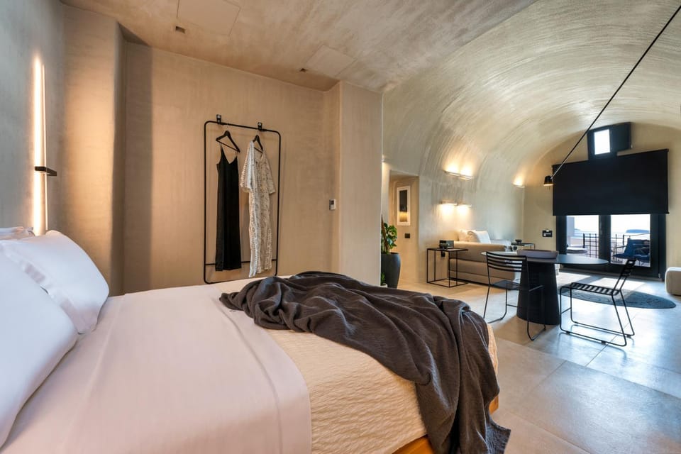 Bed, Living room, Dining area, Bedroom