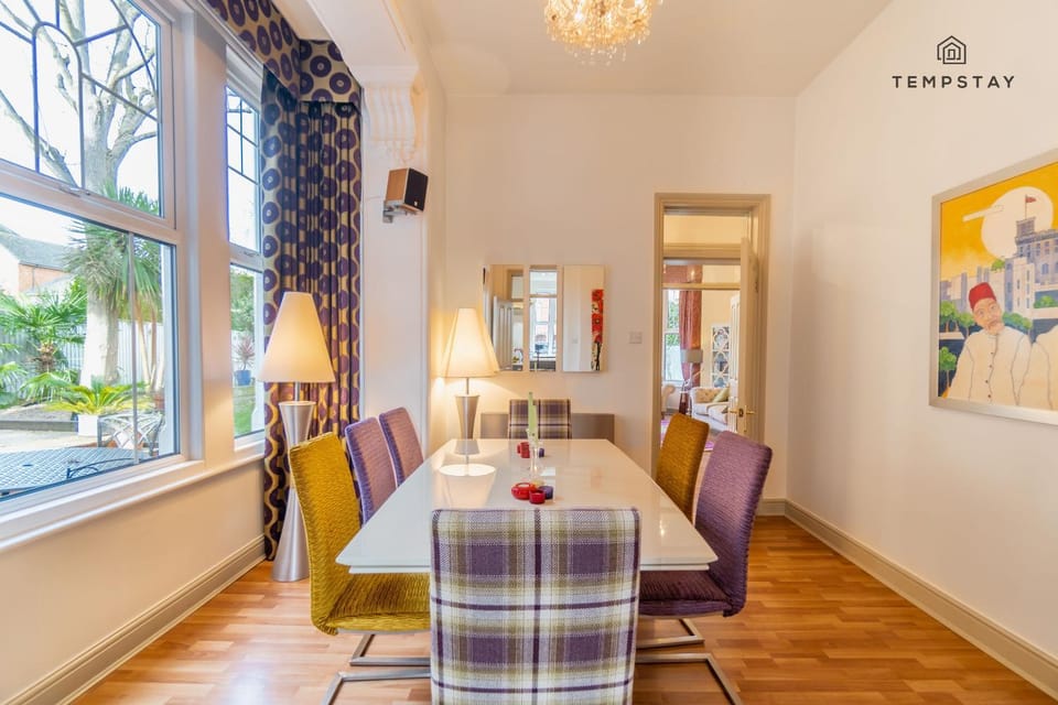 LUXURY HOME - CENTRAL WINDSOR, GATED PARKING - By Tempstay House in Windsor