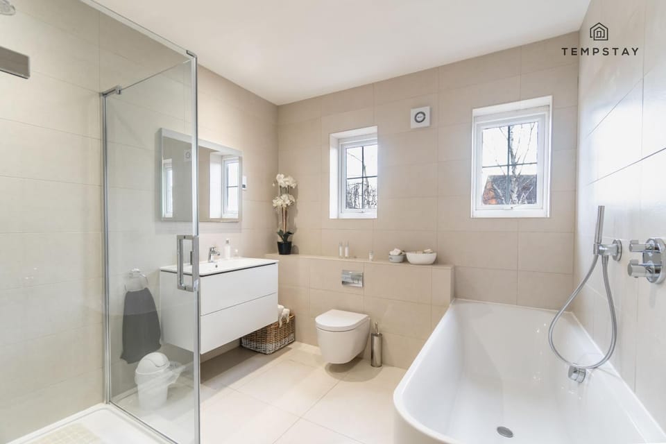 LUXURY HOME - CENTRAL WINDSOR, GATED PARKING - By Tempstay House in Windsor