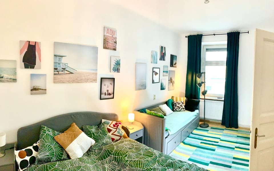 Bed, Seating area, Bedroom