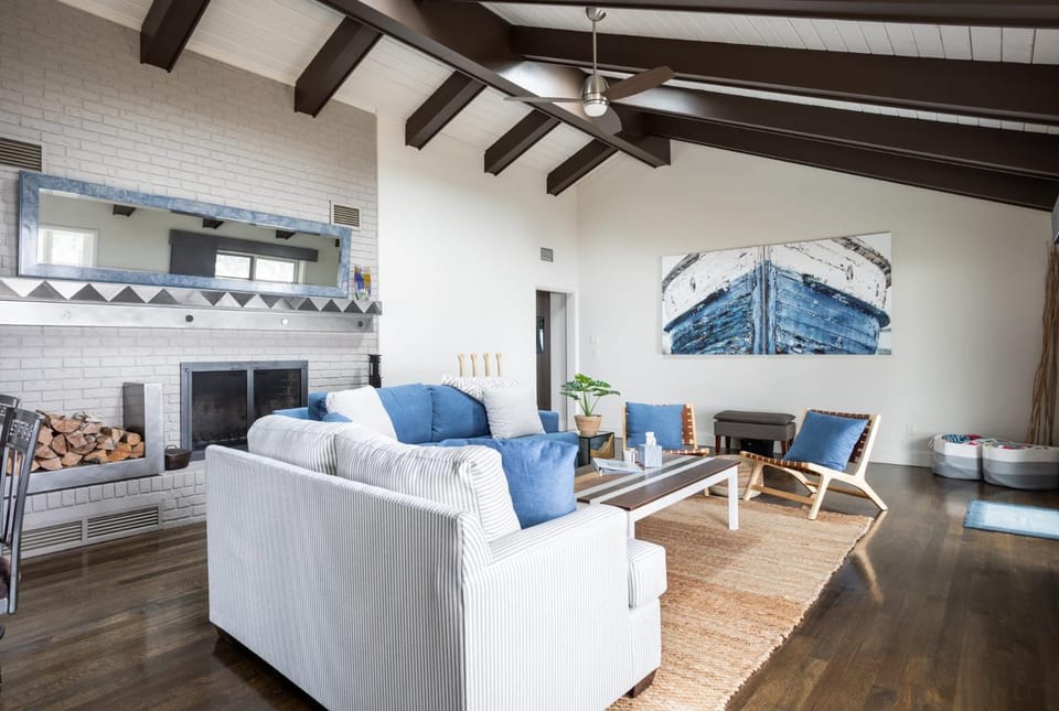 Sandbar Cedar Cottage on Lake Leelanau House in Michigan