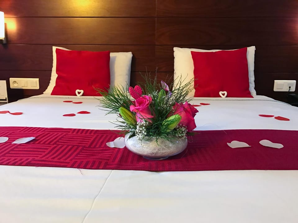 Staff, Bed, People, Photo of the whole room, Decorative detail, Bedroom, Guests, children, young children, older children, group of guests, Family