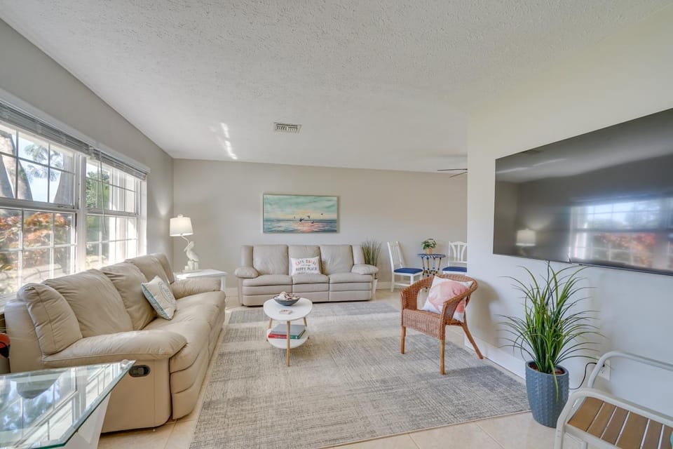 Saltwater Pool & Dog Friendly: ‘The Cape Escape’ House in Cape Coral