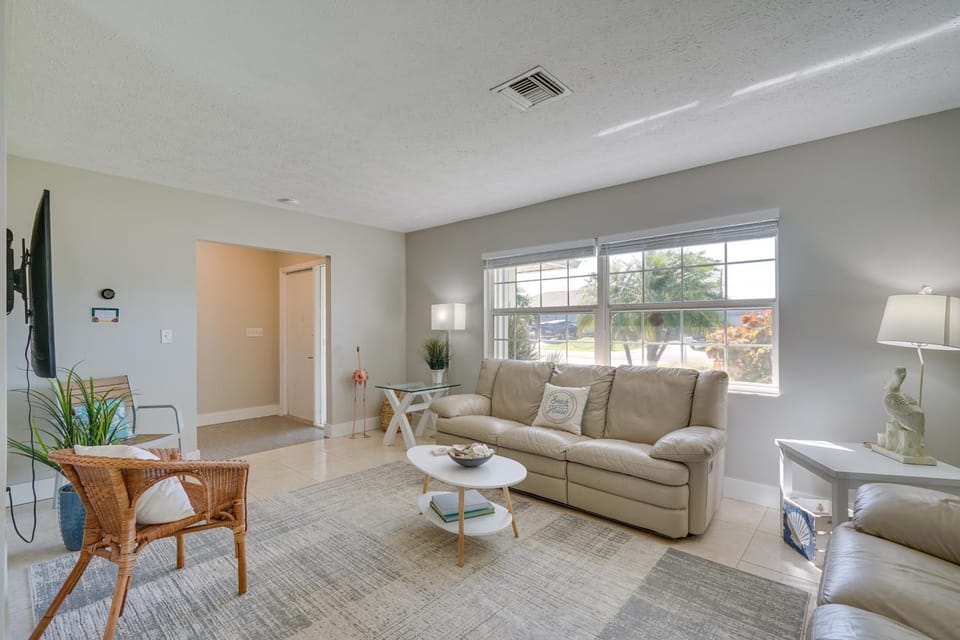 Saltwater Pool & Dog Friendly: ‘The Cape Escape’ House in Cape Coral