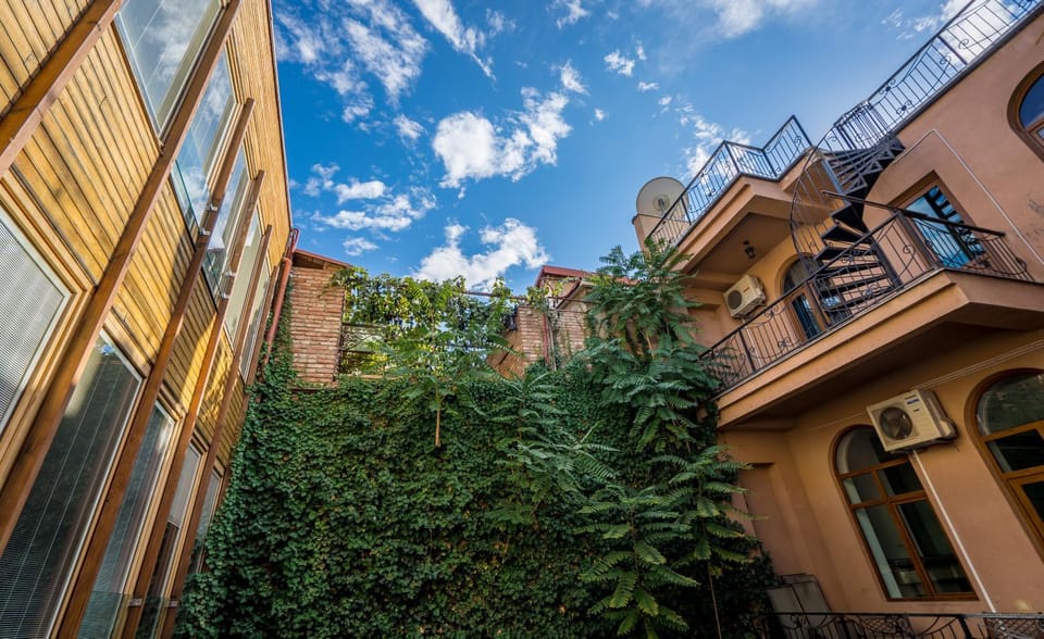 Property building, Facade/entrance, Neighbourhood, Garden, Balcony/Terrace