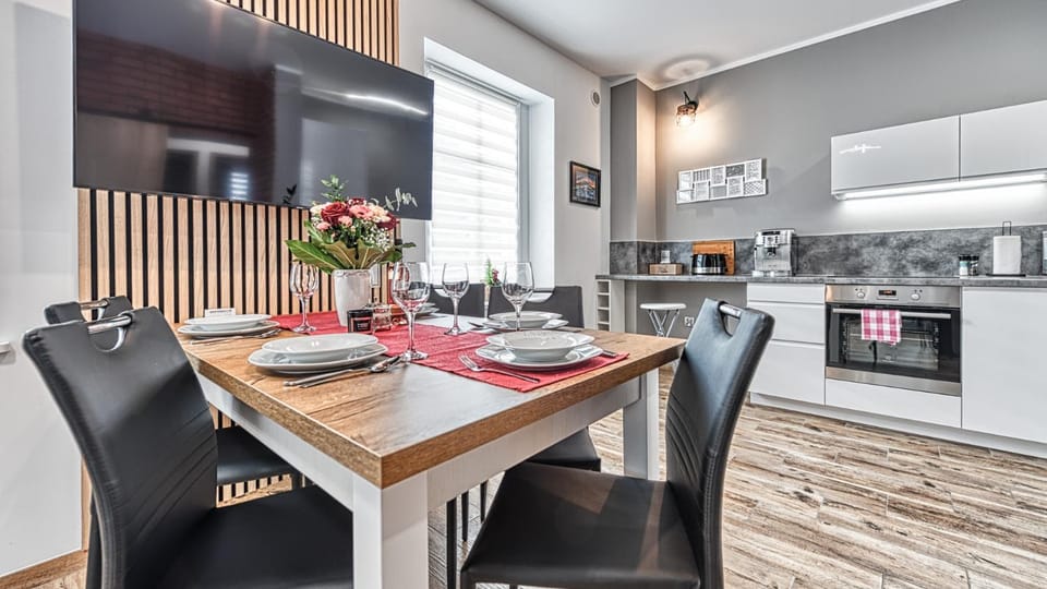 Kitchen or kitchenette, Dining area, dishwasher
